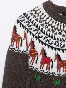 Détail du cardigan en maille Fair Isle avec jacquard de chevaux et broderies florales