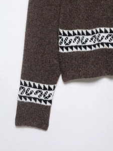 Détail du motif vintage Fair Isle sur un pull en maille marron avec texture laine