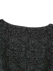 Vista detallada de la tela jacquard gris oscuro con diseño floral y costura del cuello