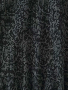 Détail du tissu gris foncé avec des fils métalliques et motifs cachemire