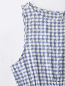 Detailansicht des blau-weißen Midi-Kleids mit Gingham-Muster und Knopf am Rundhals