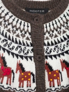 Détail du cardigan en maille jacquard Fair Isle avec motif poney et boutons texturés