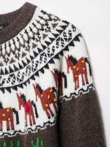 Détail du cardigan en maille Fair Isle avec motifs de chevaux marrons et textures