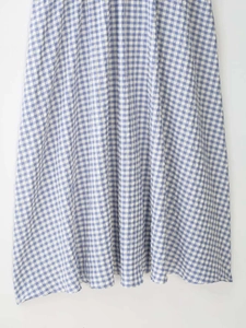 Detail der blau-weißen Gingham-Kleiderstoff mit leichtem, fließendem Material