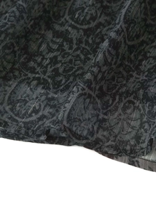 Détail du tissu gris foncé avec des motifs rétro européens et de fines rayures fines