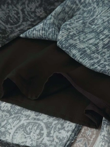 Détail du tissu floral baroque bleu avec fils métalliques argentés et doublure