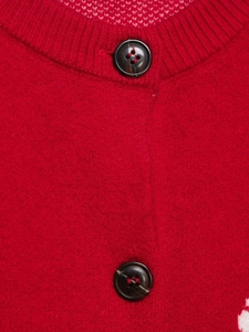 Gros plan détaillé du cardigan en maille rouge avec col côtelé et bouton marbré