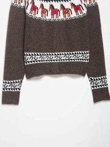 Détail du motif jacquard Fair Isle sur un pull en maille marron à texture duveteuse