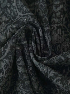 Vue détaillée du tissu cachemire sombre avec fils métalliques et motifs floraux col en V
