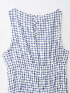 Detail des blau-weiß karierten Midikleides mit Keyhole-Rücken und rundem Ausschnitt