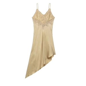 Robe asymétrique en satin champagne avec bordure en dentelle et fines bretelles