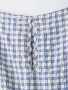 Detailaufnahme von blauem Gingham-Midi-Kleid mit Seersucker-Textur und sauberer Naht