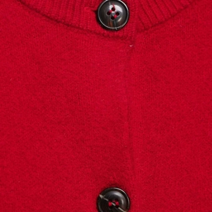 Gilet en maille rouge chic pour femmes avec finitions côtelées et boutons noirs premium