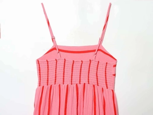 Dettaglio dell'abito a righe rosa e rosse con retro elasticizzato e spalline regolabili