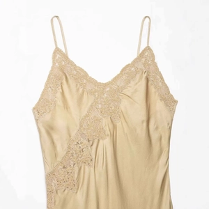Robe nuisette élégante en satin champagne avec dentelle et col en V sur fond blanc
