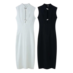 Robe qipao sans manches coupe ajustée avec col montant et boucles en métal chic