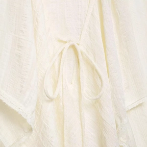 Chemise superposée blanc cassé chic avec texture verticale, cordon et détails en dentelle