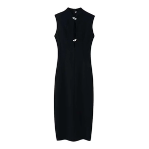 Robe noire sans manches ajustée avec col montant et détails de découpes en métal