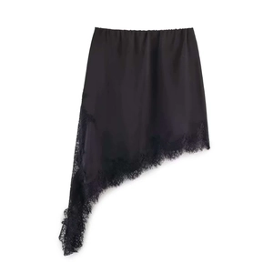 Vue détaillée de la jupe asymétrique en satin noir avec bordure en dentelle florale