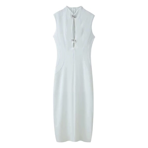 Robe midi blanche sans manches ajustée avec boucle métallique et col montant