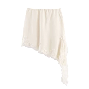 Jupe asymétrique en satin crème pour femme avec bordure en dentelle et ourlet drapé