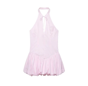 Dettaglio dell'abito allacciato al collo rosa chiaro con scollo a V e orlo a palloncino