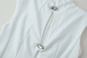 Détail de robe blanche avec découpe verticale et boucles argentées serties de cristaux