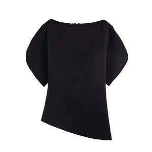 Chemisier noir minimaliste à épaules dénudées avec ourlet asymétrique et manches chauve-souris