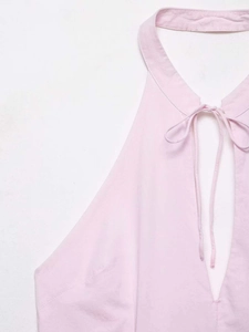 Dettaglio dell'abito halter in popeline rosa chiaro con scollo a V e laccetti sul collo