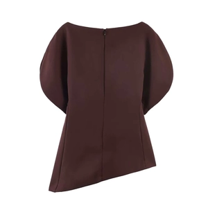 Chemisier marron foncé avec manches papillon, ourlet asymétrique et zip invisible au dos