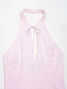 Dettaglio dell'abito halter rosa chiaro con apertura a goccia e laccetto sottile