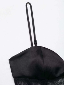 Detailansicht aus schwarzem Satin mit feiner Spitze und verstellbaren Trägern