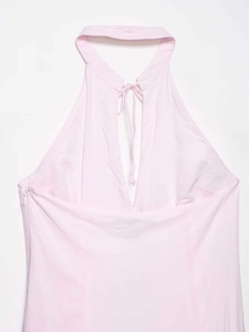 Dettaglio dell'abito halter in popeline rosa con profondo scollo a V, colletto e laccetto