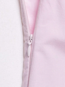 Dettaglio macro della cerniera invisibile su un miniabito estivo in popeline rosa