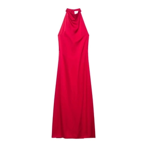 Élégante robe longue en satin rouge à licou avec un drapé gracieux et une coupe ajustée