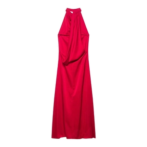 Détail d'une robe longue en satin rouge avec décolleté licou et effet drapé élégant