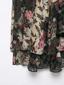 Détail de l'ourlet volanté à fleurs vintage avec des fils métalliques dorés fins