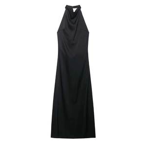 Robe longue élégante en satin noir à licou avec décolleté bénitier présentée à plat