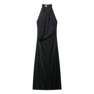 Robe longue élégante en satin noir avec col licou et détails drapés sophistiqués
