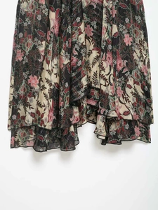 Détail de la jupe fleurie à motifs paisley avec rayures dorées et volants superposés