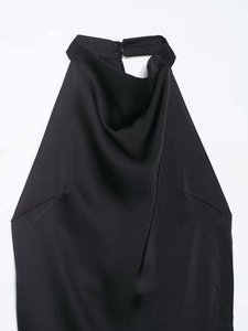 Détail du haut licou en satin noir avec fermeture boutonnée élégante à l'arrière