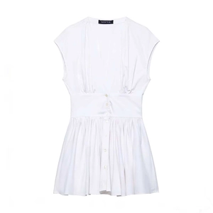 Détail d'une robe blanche sans manches avec col en V, épaules plissées et taille boutonnée