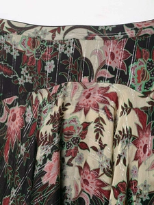 Détail du tissu à imprimé floral avec des fils métalliques argentés verticaux subtils