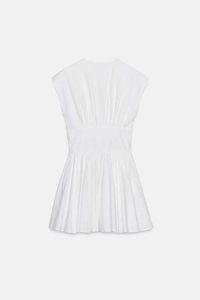 Détail de robe trapèze blanche sans manches avec taille ajustée et texture plissée