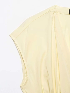 Détail du col en V et plis verticaux élégants sur cette robe d'été sans manches
