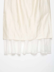 Vue détaillée de la jupe midi crème avec superposition élégante en tulle et tissu satiné