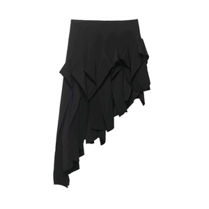 Jupe midi noire asymétrique avec volants superposés et design minimaliste élégant