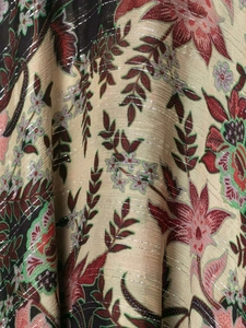 Détail du tissu à fleurs avec fils métalliques argentés lurex et tombé fluide