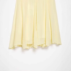 Elegant light yellow summer dress with lace splicing and soft flowing chiffon skirt