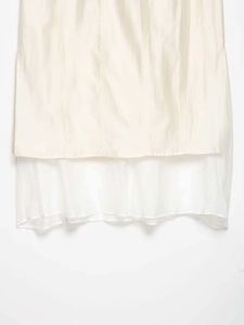 Vue détaillée d'une jupe midi ivoire avec superposition de satin et bordure en tulle
